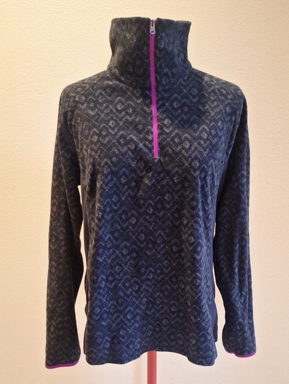 Cilumbia Women’s Black Patterned Half-Zip Pullover with Pink Trim Size XL